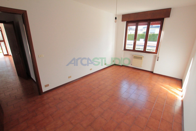 Venite a scoprire questa particolare soluzione di bifamiliare situata nella tranquilla e ricercat...