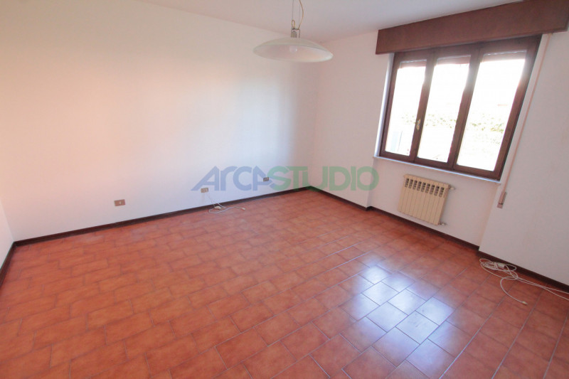 Venite a scoprire questa particolare soluzione di bifamiliare situata nella tranquilla e ricercat...