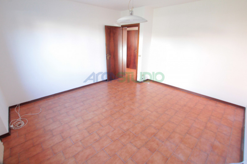 Venite a scoprire questa particolare soluzione di bifamiliare situata nella tranquilla e ricercat...