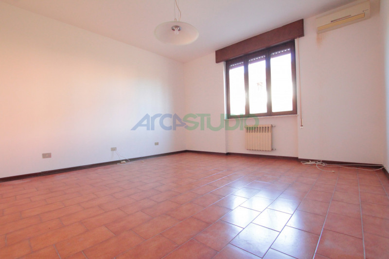 Venite a scoprire questa particolare soluzione di bifamiliare situata nella tranquilla e ricercat...