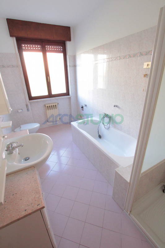 Venite a scoprire questa particolare soluzione di bifamiliare situata nella tranquilla e ricercat...