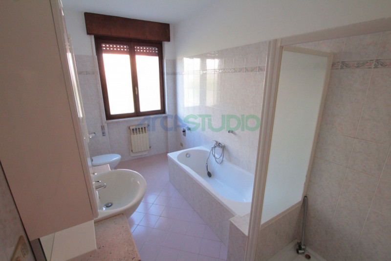 Venite a scoprire questa particolare soluzione di bifamiliare situata nella tranquilla e ricercat...