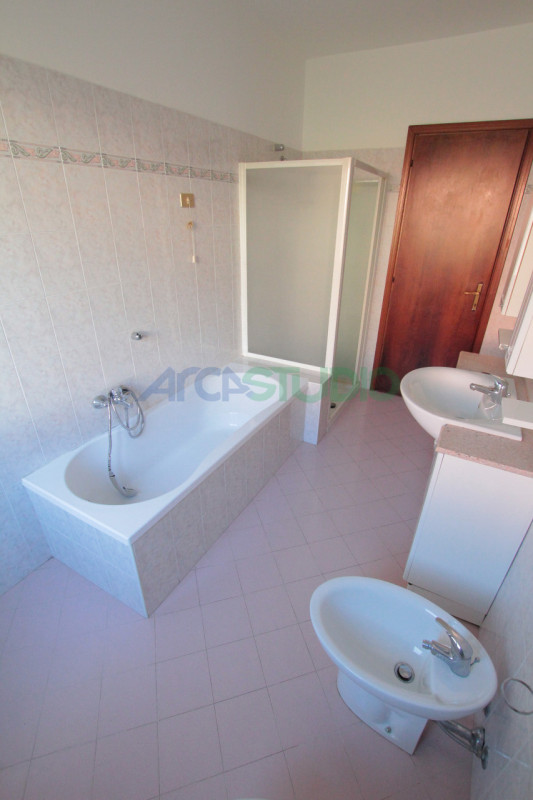 Venite a scoprire questa particolare soluzione di bifamiliare situata nella tranquilla e ricercat...