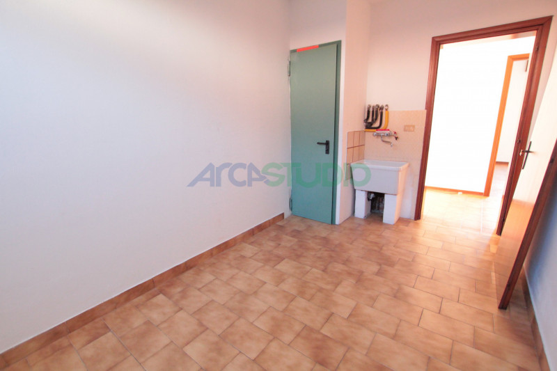 Venite a scoprire questa particolare soluzione di bifamiliare situata nella tranquilla e ricercat...