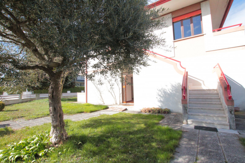 Venite a scoprire questa particolare soluzione di bifamiliare situata nella tranquilla e ricercat...