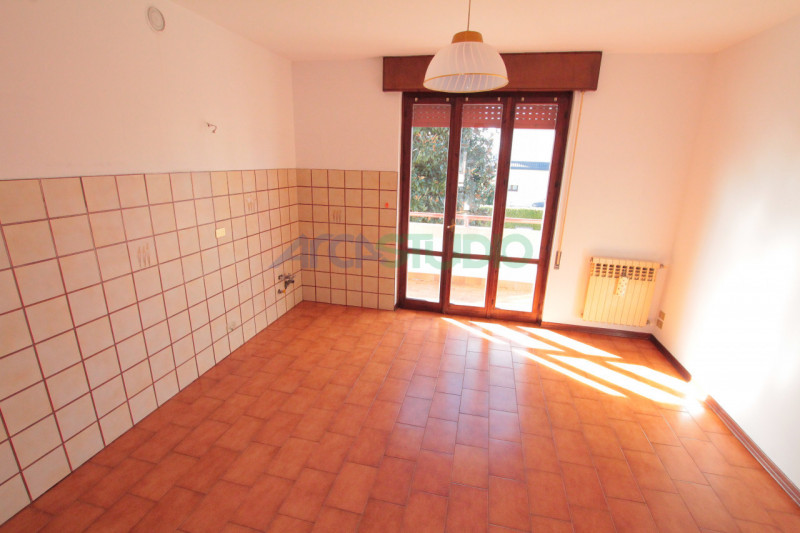 Venite a scoprire questa particolare soluzione di bifamiliare situata nella tranquilla e ricercat...