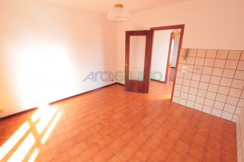 Venite a scoprire questa particolare soluzione di bifamiliare situata nella tranquilla e ricercat...