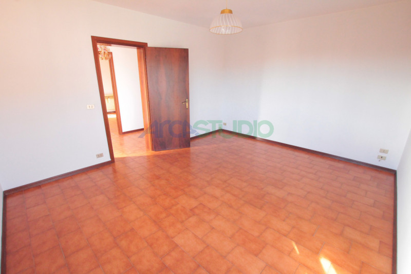 Venite a scoprire questa particolare soluzione di bifamiliare situata nella tranquilla e ricercat...