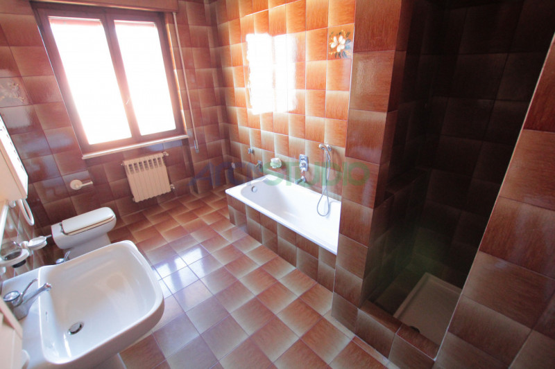 Venite a scoprire questa particolare soluzione di bifamiliare situata nella tranquilla e ricercat...