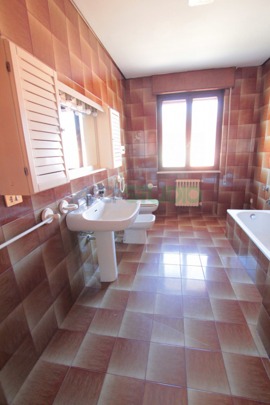 Venite a scoprire questa particolare soluzione di bifamiliare situata nella tranquilla e ricercat...