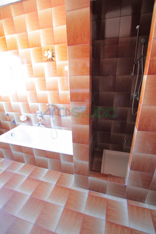 Venite a scoprire questa particolare soluzione di bifamiliare situata nella tranquilla e ricercat...