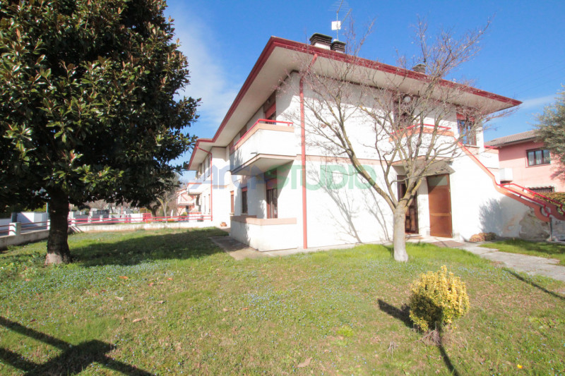 Venite a scoprire questa particolare soluzione di bifamiliare situata nella tranquilla e ricercat...