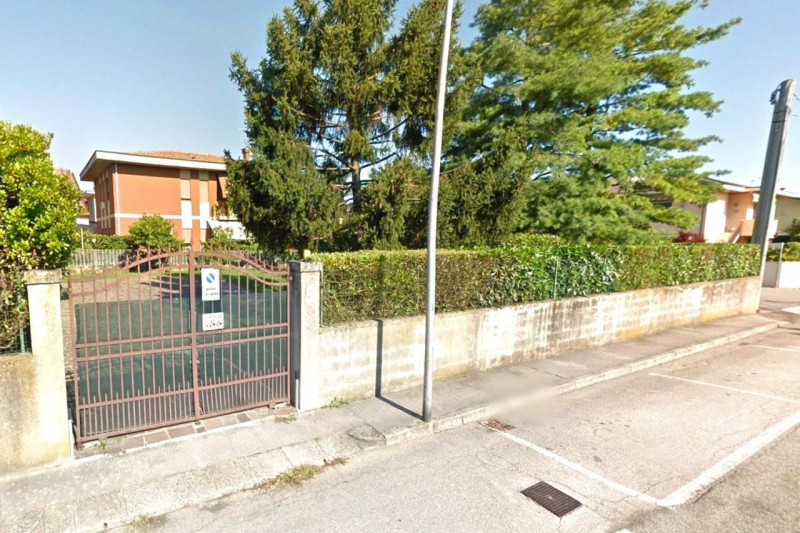 Quest’immobile viene venduto tramite asta online.

Quota di casa bifamiliare sita a Monticello Co...