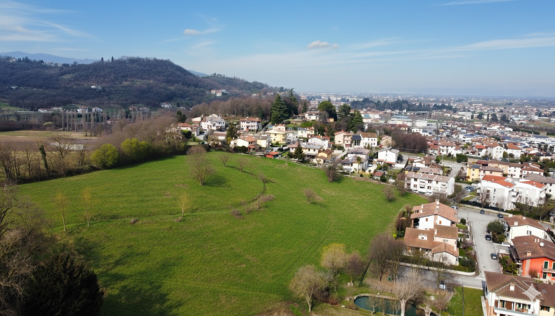 Scopri un'opportunità unica di investimento nel cuore pulsante di Castelnovo, Isola Vicentina! Pr...