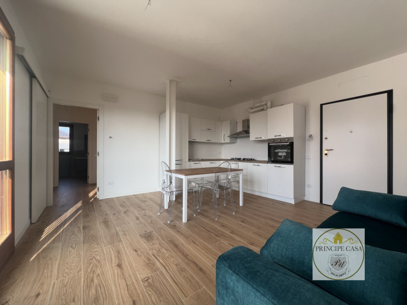 A pochi passi dal centro di Este, comodo ai servizi principali, proponiamo in vendita appartament...