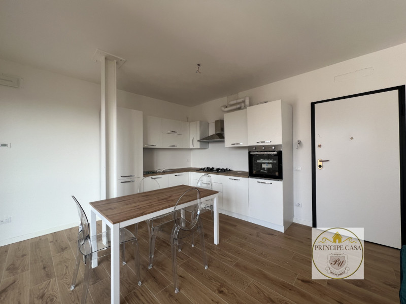 A pochi passi dal centro di Este, comodo ai servizi principali, proponiamo in vendita appartament...