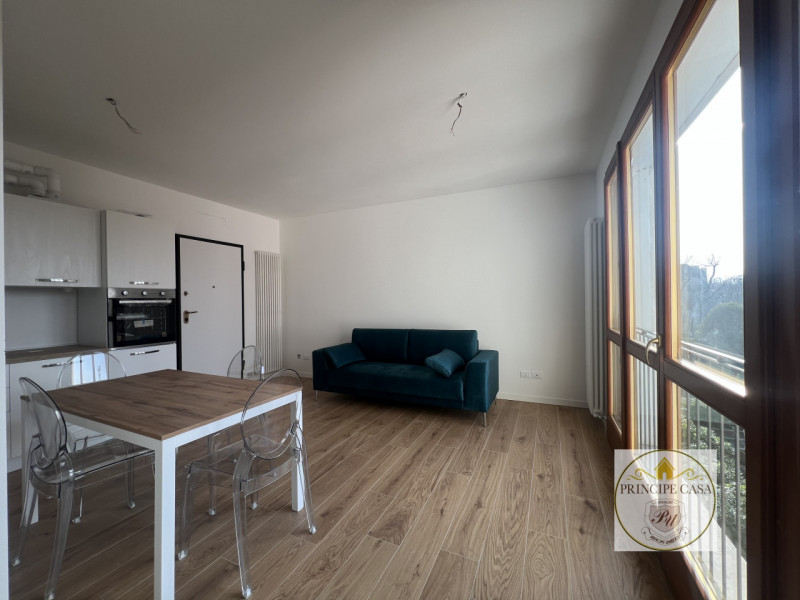 A pochi passi dal centro di Este, comodo ai servizi principali, proponiamo in vendita appartament...