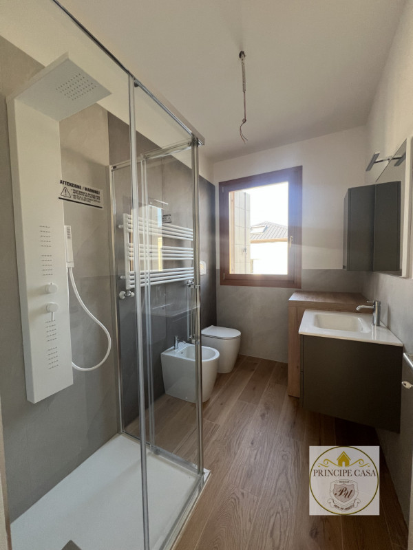 A pochi passi dal centro di Este, comodo ai servizi principali, proponiamo in vendita appartament...