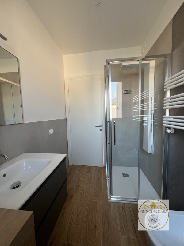 A pochi passi dal centro di Este, comodo ai servizi principali, proponiamo in vendita appartament...