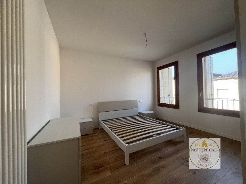 A pochi passi dal centro di Este, comodo ai servizi principali, proponiamo in vendita appartament...