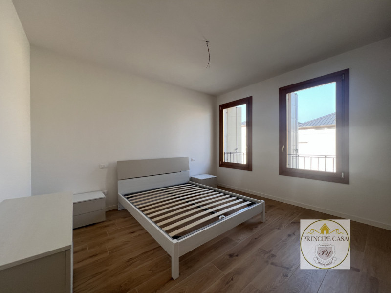 A pochi passi dal centro di Este, comodo ai servizi principali, proponiamo in vendita appartament...