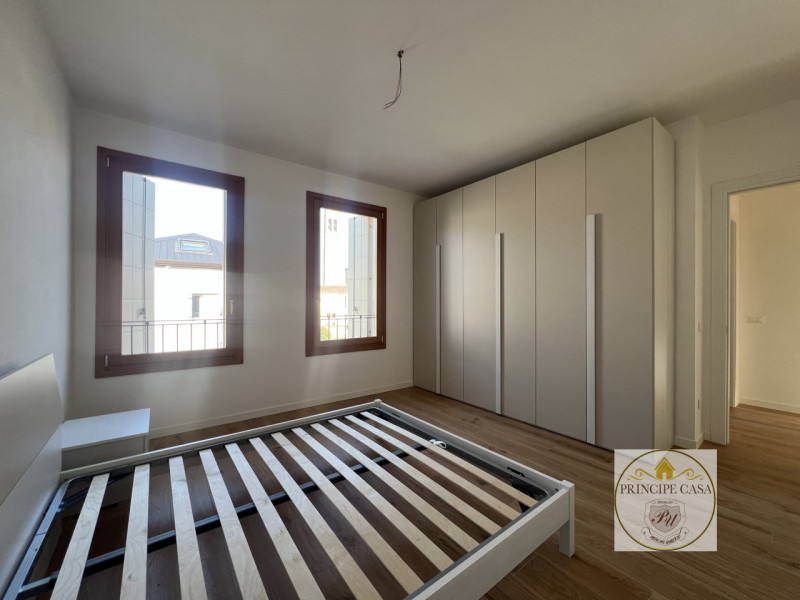 A pochi passi dal centro di Este, comodo ai servizi principali, proponiamo in vendita appartament...