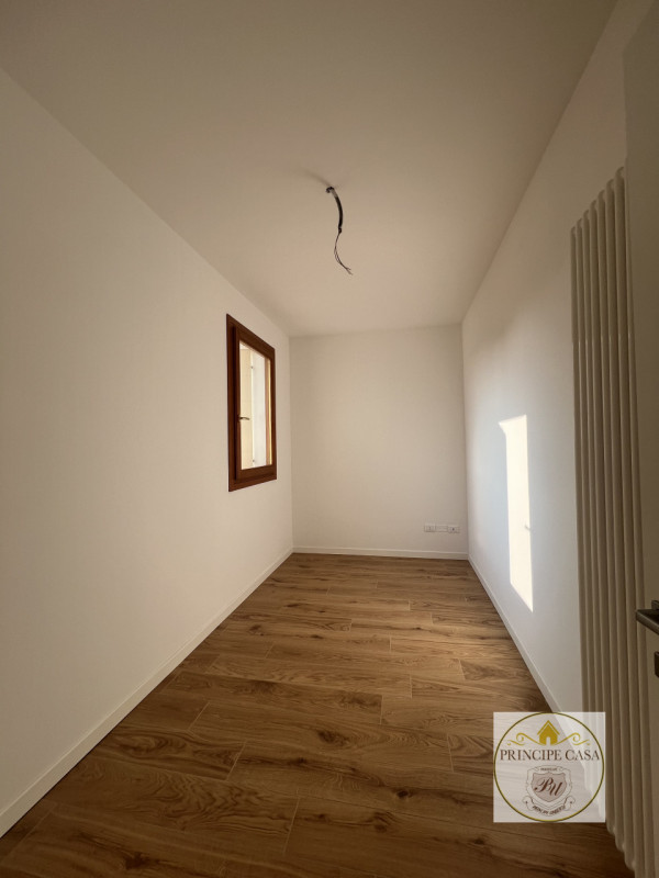 A pochi passi dal centro di Este, comodo ai servizi principali, proponiamo in vendita appartament...