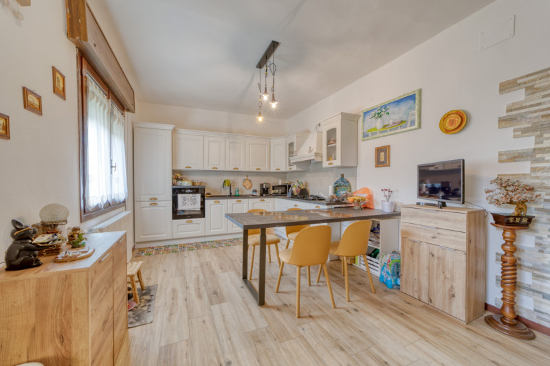 OTTIMA OCCASIONE! Proponiamo in vendita un luminoso appartamento al primo piano di una trifamilia...