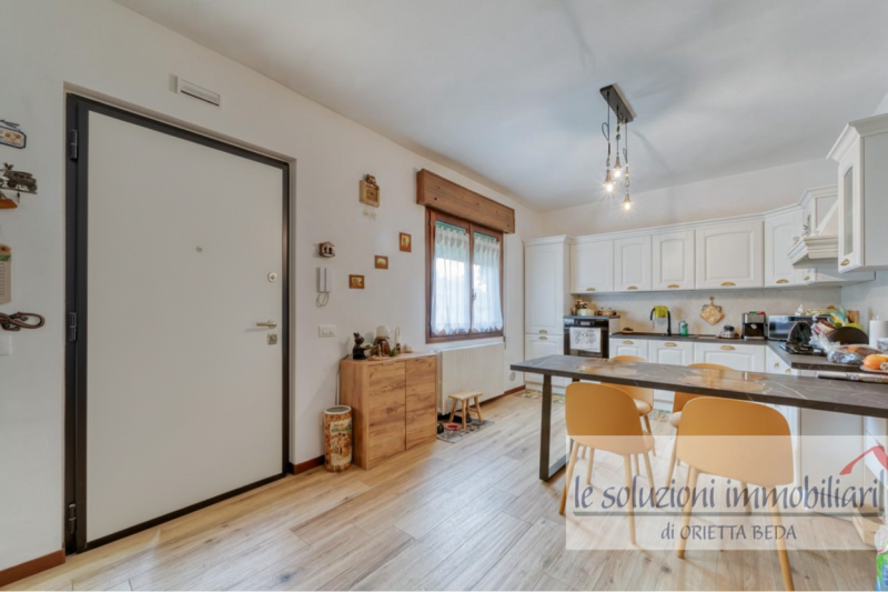 OTTIMA OCCASIONE! Proponiamo  in vendita un luminoso appartamento al primo piano di una trifamili...