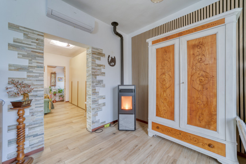 OTTIMA OCCASIONE! Proponiamo  in vendita un luminoso appartamento al primo piano di una trifamili...