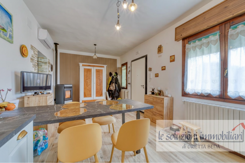 OTTIMA OCCASIONE! Proponiamo in vendita un luminoso appartamento al primo piano di una trifamilia...