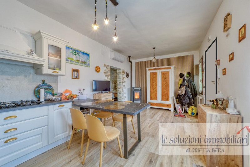 OTTIMA OCCASIONE! Proponiamo  in vendita un luminoso appartamento al primo piano di una trifamili...