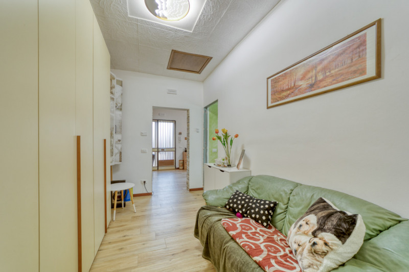 OTTIMA OCCASIONE! Proponiamo in vendita un luminoso appartamento al primo piano di una trifamilia...