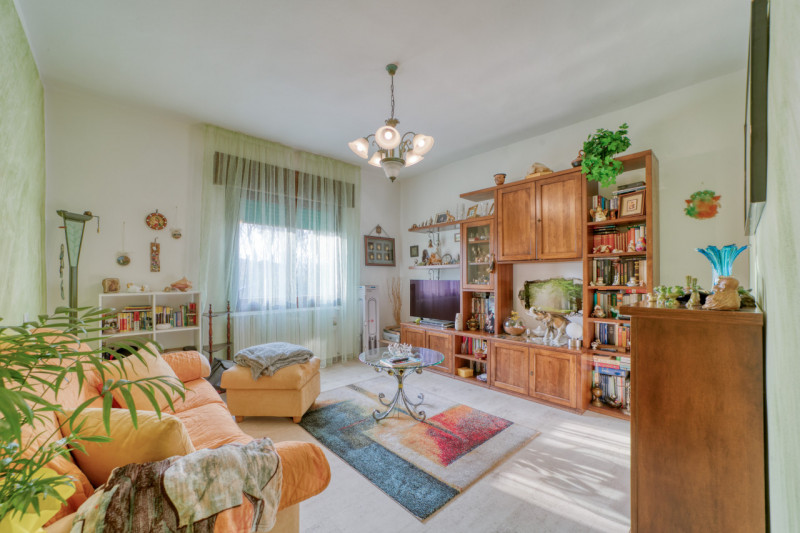 OTTIMA OCCASIONE! Proponiamo in vendita un luminoso appartamento al primo piano di una trifamilia...