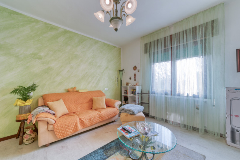 OTTIMA OCCASIONE! Proponiamo in vendita un luminoso appartamento al primo piano di una trifamilia...