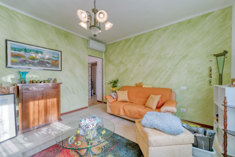 OTTIMA OCCASIONE! Proponiamo in vendita un luminoso appartamento al primo piano di una trifamilia...