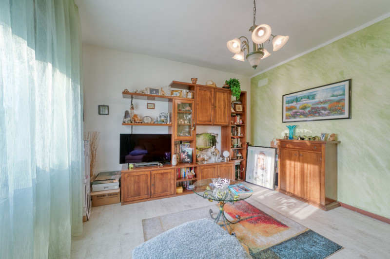 OTTIMA OCCASIONE! Proponiamo in vendita un luminoso appartamento al primo piano di una trifamilia...