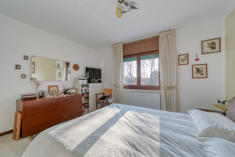 OTTIMA OCCASIONE! Proponiamo in vendita un luminoso appartamento al primo piano di una trifamilia...