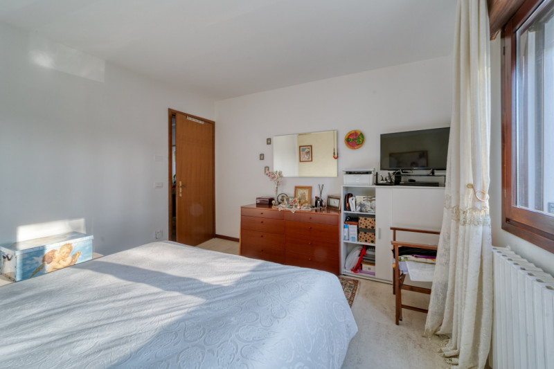 OTTIMA OCCASIONE! Proponiamo in vendita un luminoso appartamento al primo piano di una trifamilia...