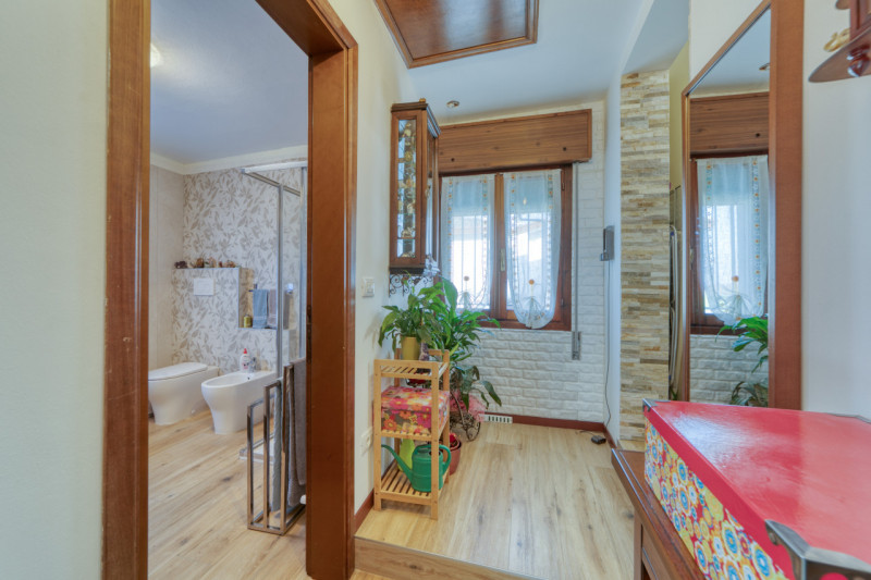 OTTIMA OCCASIONE! Proponiamo in vendita un luminoso appartamento al primo piano di una trifamilia...