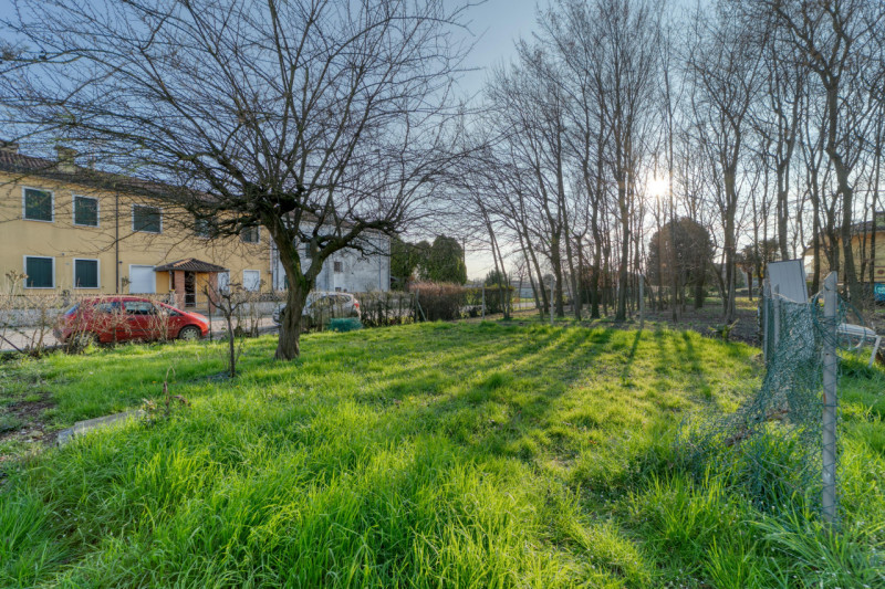 OTTIMA OCCASIONE! Proponiamo  in vendita un luminoso appartamento al primo piano di una trifamili...