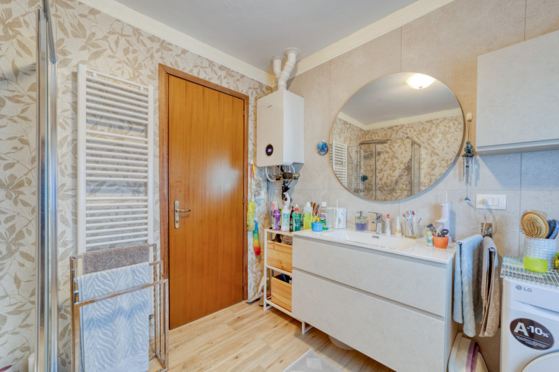 OTTIMA OCCASIONE! Proponiamo  in vendita un luminoso appartamento al primo piano di una trifamili...