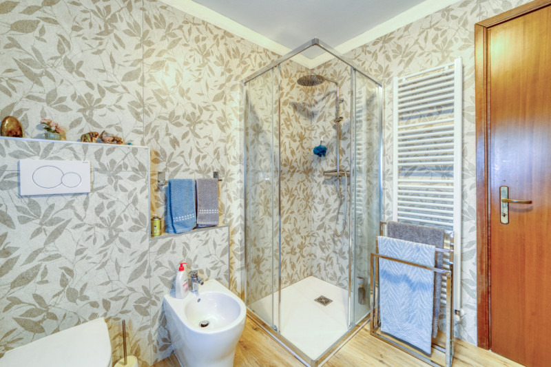 OTTIMA OCCASIONE! Proponiamo  in vendita un luminoso appartamento al primo piano di una trifamili...