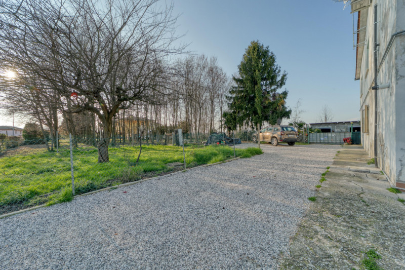 OTTIMA OCCASIONE! Proponiamo in vendita un luminoso appartamento al primo piano di una trifamilia...