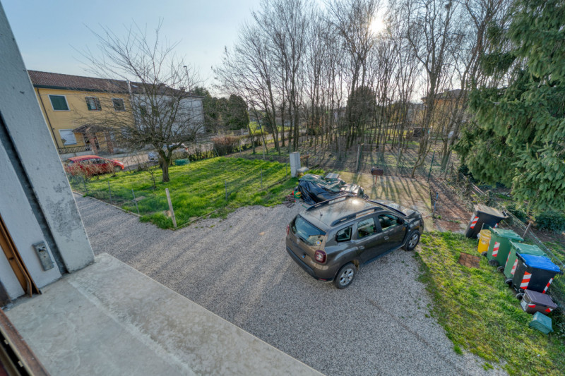 OTTIMA OCCASIONE! Proponiamo  in vendita un luminoso appartamento al primo piano di una trifamili...