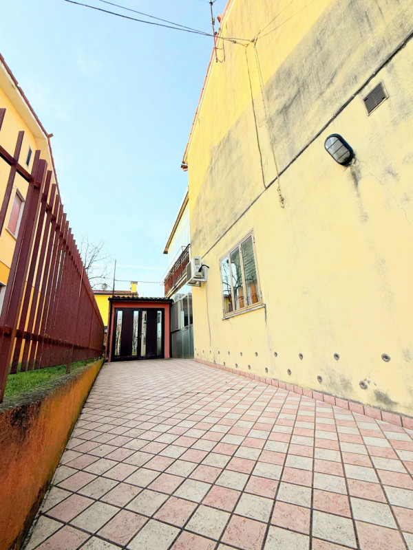 CASA A SCHIERA D' ANGOLO IN ZONA COMODA AL CENTRO PAESE.
SI COMPONE AL  DI SOGGIORNO, CUCINA, BAG...