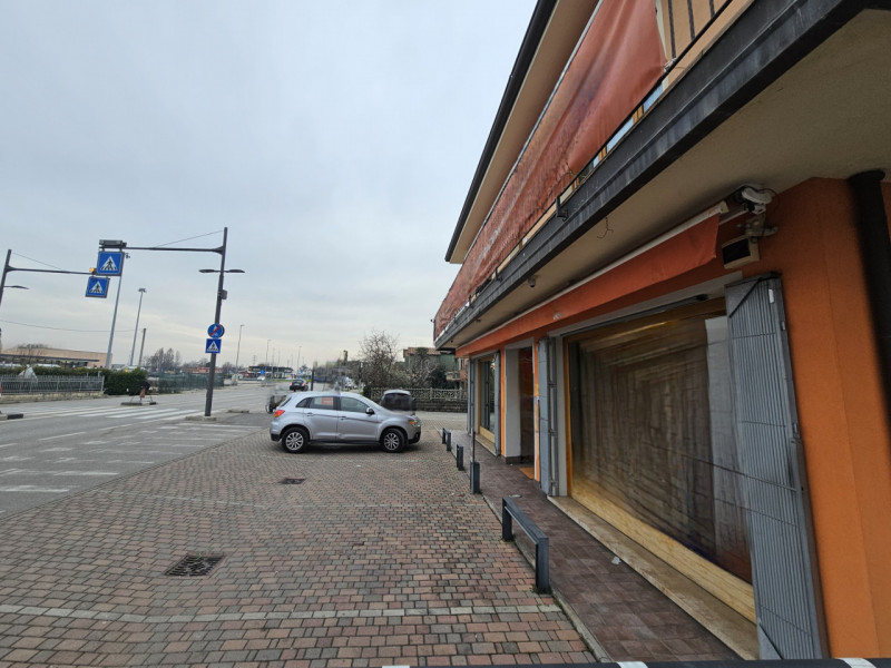 In posizione strategica, caratterizzata da elevato passaggio e ottima visibilità a Monselice, pro...