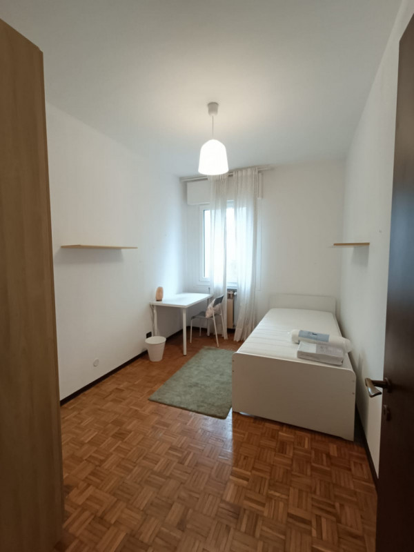 Nel cuore del quartiere Forcellini, in una delle zone più tranquille e servite di Padova, proponi...