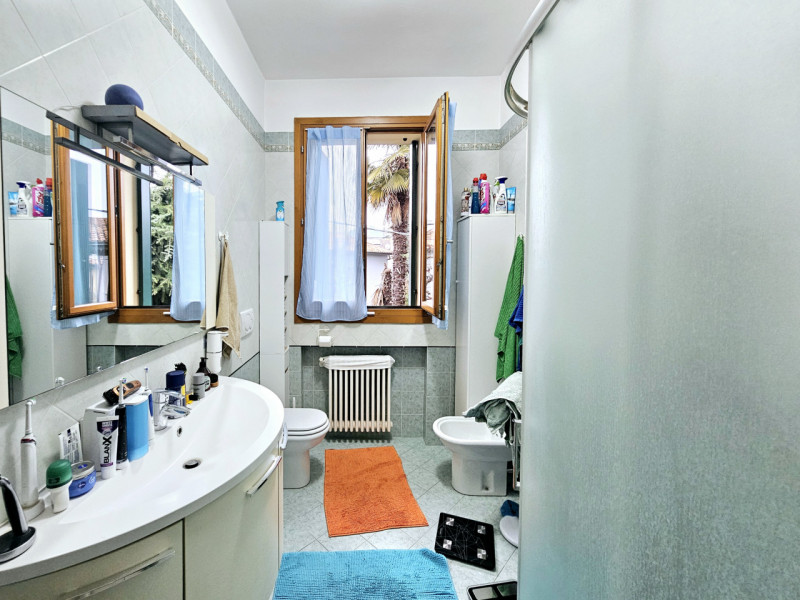 A Monselice, proponiamo in vendita appartamento al primo piano, che offre un'interessante opportu...