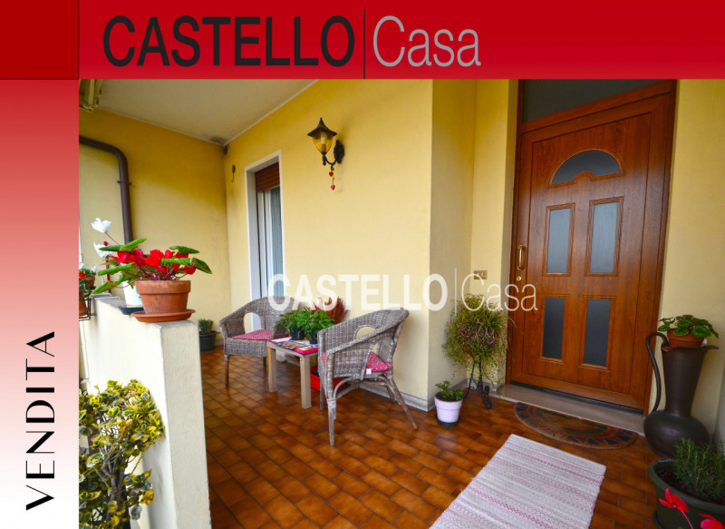 Questa porzione centrale di casa a schiera è un'opportunità imperdibile per chi cerca comfort e i...